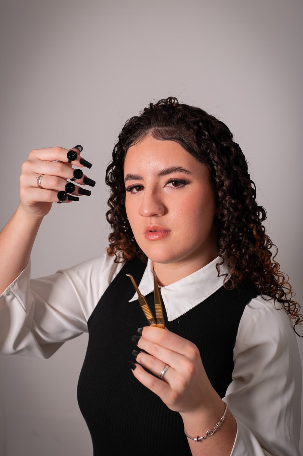 Retrato profissional com instrumentos de trabalho de extensão de cílios